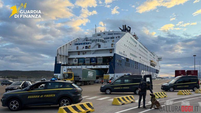Tentano di far entrare droga e cellulari in carcere, 4 arresti a Olbia
