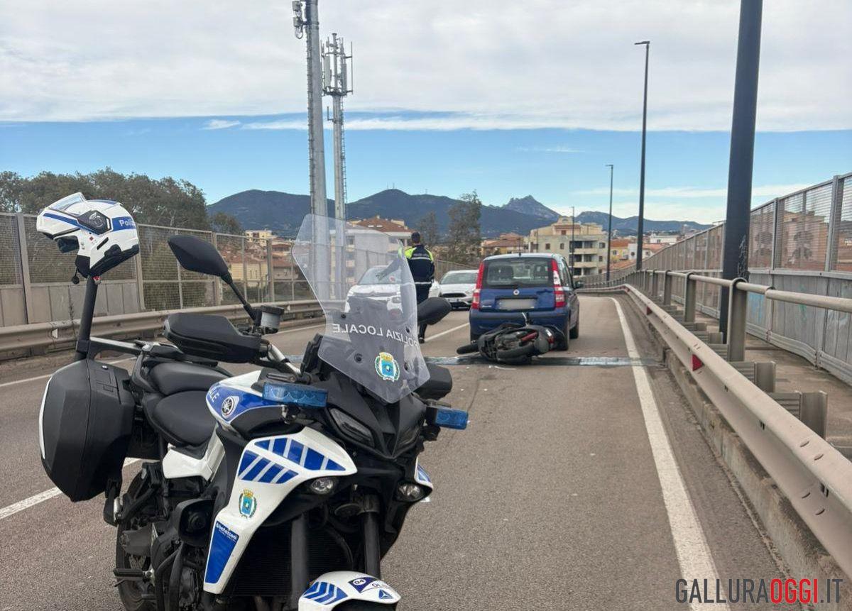 Ennesimo incidente tra scooter e auto a Olbia, un ferito in ospedale