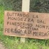 In Gallura un cartello trasforma l’inciviltà in riflessione personale
