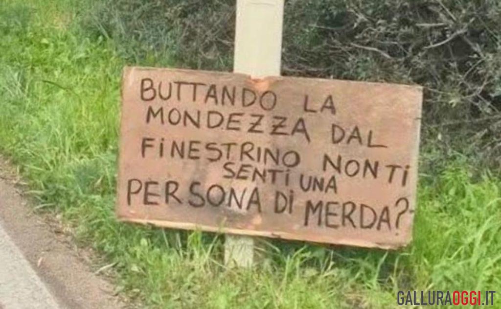 In Gallura un cartello trasforma l’inciviltà in riflessione personale