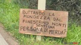 In Gallura un cartello trasforma l’inciviltà in riflessione personale
