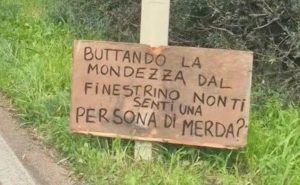 In Gallura un cartello trasforma l’inciviltà in riflessione personale