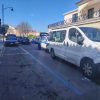 Apre lo sportello e viene urtato da un'auto, incidente a Olbia