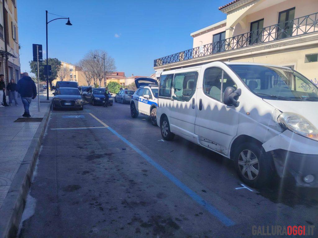Apre lo sportello e viene urtato da un'auto, incidente a Olbia
