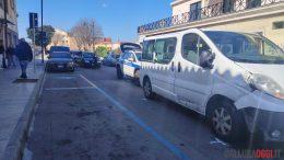 Apre lo sportello e viene urtato da un'auto, incidente a Olbia