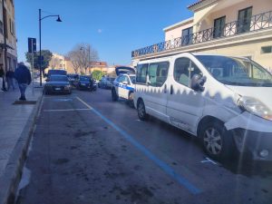 Apre lo sportello e viene urtato da un'auto, incidente a Olbia