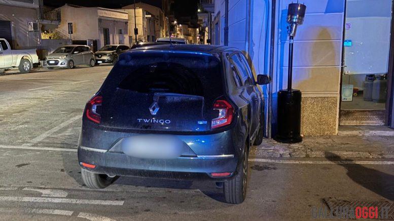 Auto senza freno a mano si muove e si scontra con un muro a Olbia