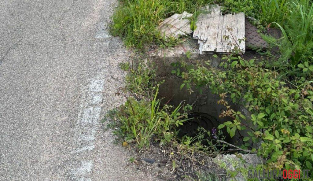 Grossa buca non segnalata sulla strada per Arzachena, rischio incidenti