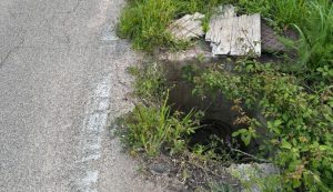 Grossa buca non segnalata sulla strada per Arzachena, rischio incidenti
