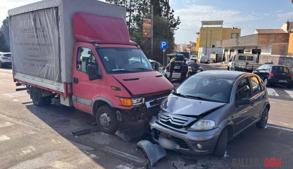 Incidente a Olbia, scontro tra un'auto e un furgone