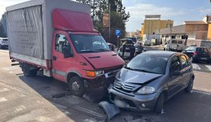 Incidente a Olbia, scontro tra un'auto e un furgone
