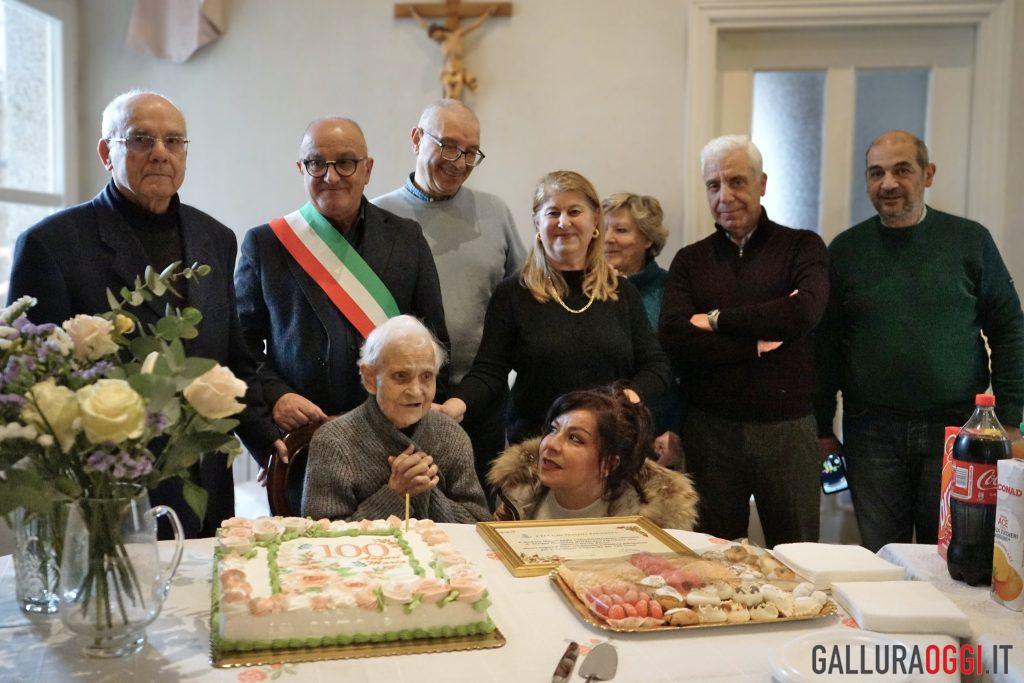 Maria Beccu compie 100 anni, grande festa a Tempio Pausania