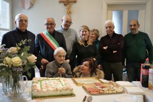 Maria Beccu compie 100 anni, grande festa a Tempio Pausania