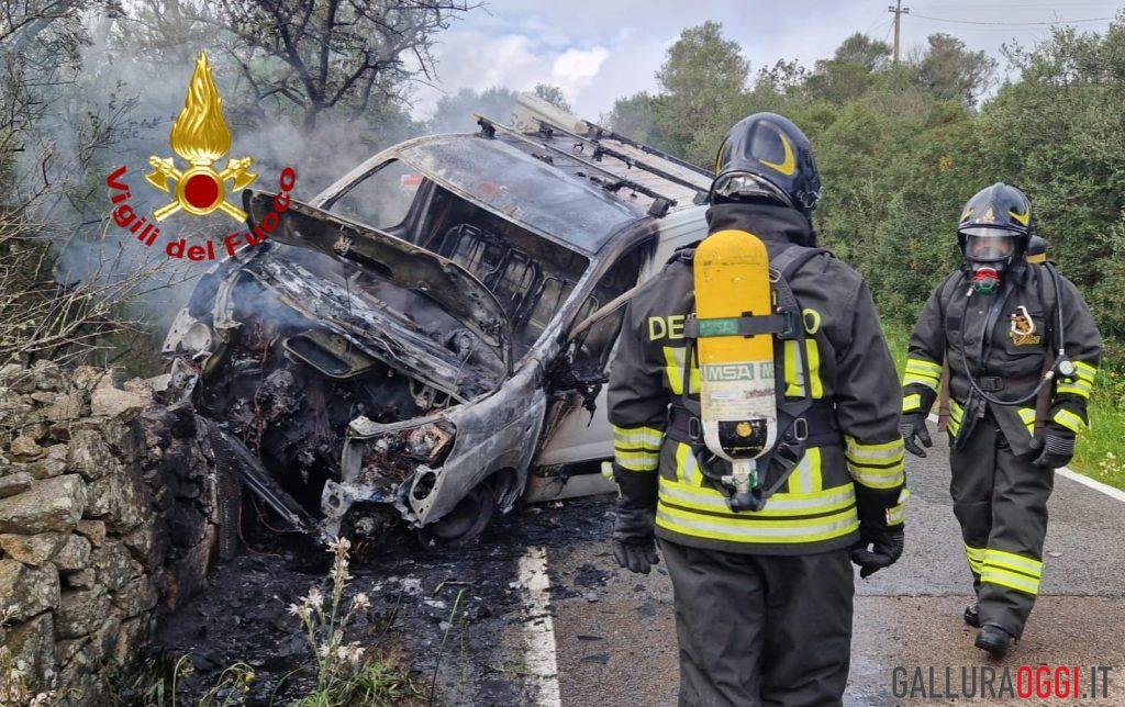 Paura vicino Olbia, furgone in fiamme