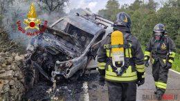 Paura vicino Olbia, furgone in fiamme