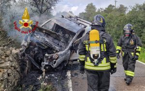 Paura vicino Olbia, furgone in fiamme