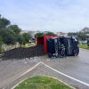 Si ribalta un camion nella rotatoria di Olbia, traffico in tilt