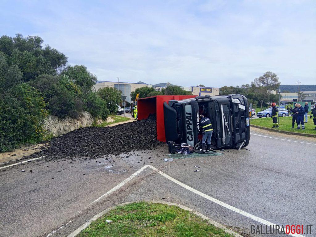 Si ribalta un camion nella rotatoria di Olbia, traffico in tilt