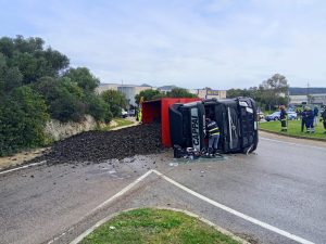 Si ribalta un camion nella rotatoria di Olbia, traffico in tilt