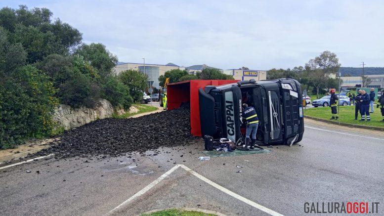 Si ribalta un camion nella rotatoria di Olbia, traffico in tilt