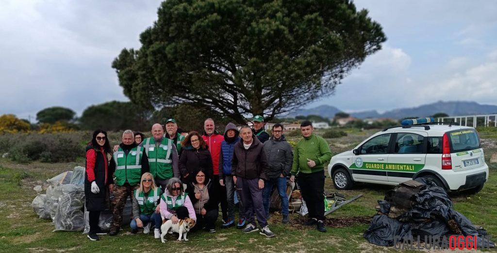 Spiaggia e pineta liberate dai rifiuti al Lido del Sole di Olbia