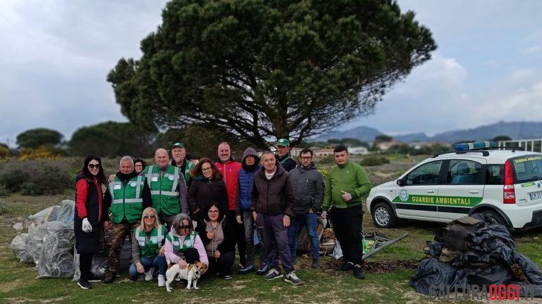 Spiaggia e pineta liberate dai rifiuti al Lido del Sole di Olbia