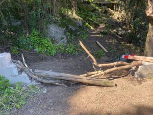 Vandali scatenati ad Arzachena, danni al nuovo percorso trekking