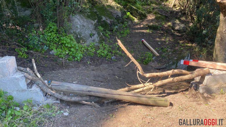 Vandali scatenati ad Arzachena, danni al nuovo percorso trekking