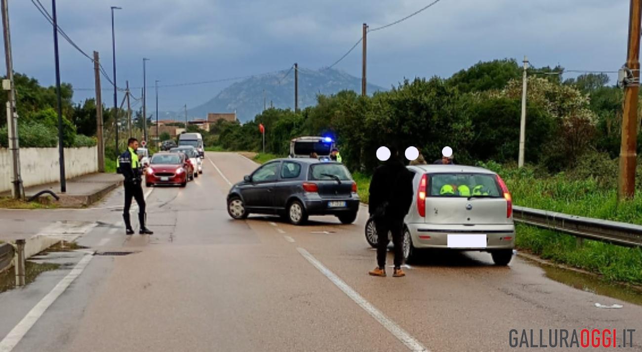 Incidente tra due auto all'incrocio a Olbia: ci sono feriti