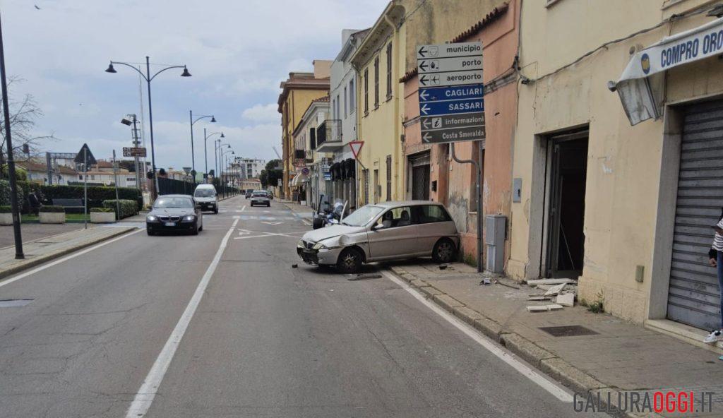 Causano un incidente nel centro di Olbia e si danno alla fuga