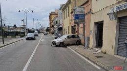 Causano un incidente nel centro di Olbia e si danno alla fuga