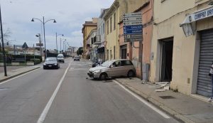 Causano un incidente nel centro di Olbia e si danno alla fuga