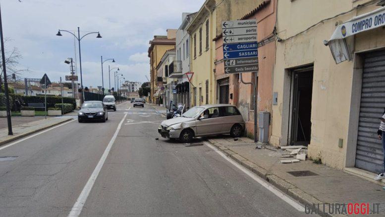 Causano un incidente nel centro di Olbia e si danno alla fuga