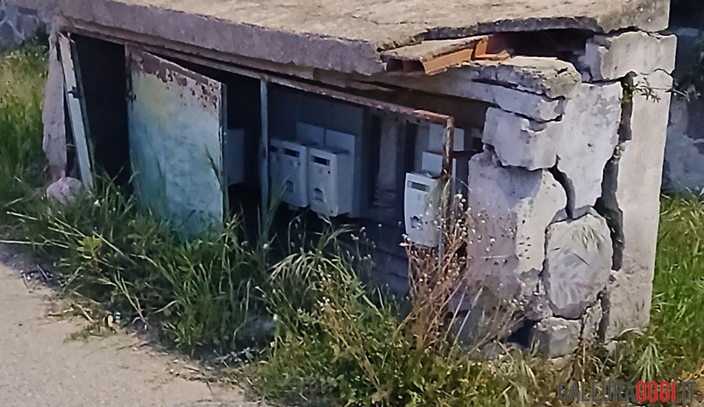 Cavi esposti e contatori in strada, allarme a Bados