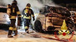 Incendio nel parcheggio di un hotel a Olbia, distrutte tre auto