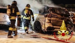 Incendio nel parcheggio di un hotel a Olbia, distrutte tre auto