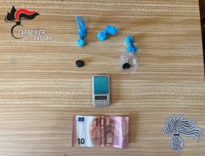 Spacciava droga in centro a Olbia, arrestato un giovane