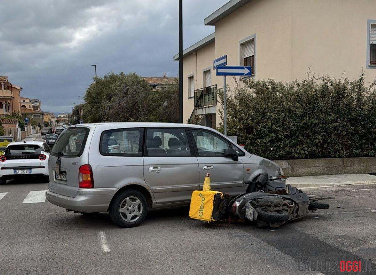 Incidente tra scooter e auto all'incrocio, un ferito a Olbia