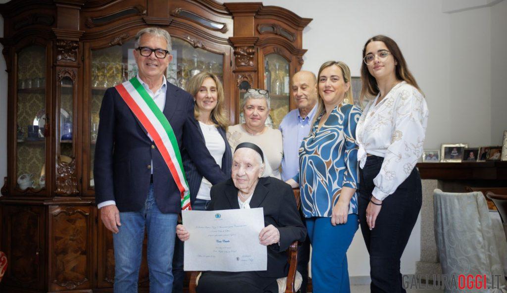 Il sindaco di Olbia Settimo Nizzi fa visita alla centenaria Cora Casula