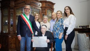 Il sindaco di Olbia Settimo Nizzi fa visita alla centenaria Cora Casula