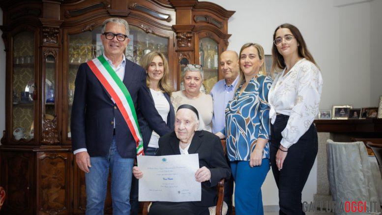 Il sindaco di Olbia Settimo Nizzi fa visita alla centenaria Cora Casula