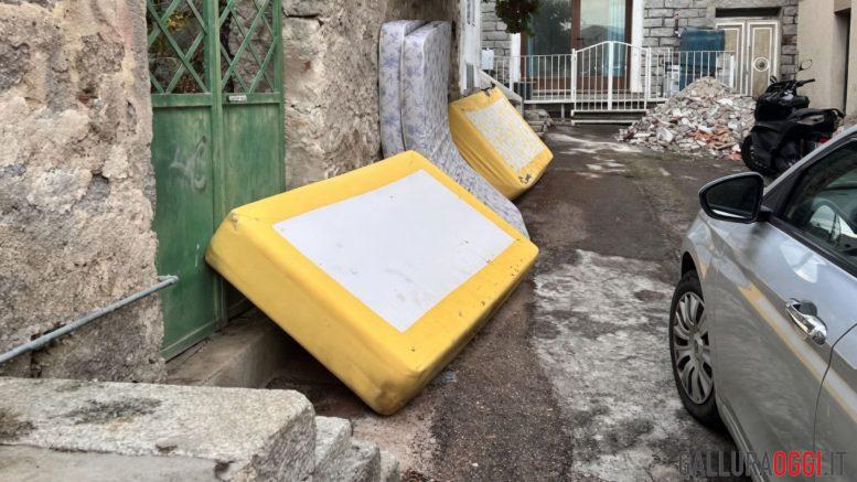 Materassi abbandonati nel centro storico di Arzachena