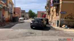 Auto finisce contro ostacolo dentro una buca a Olbia