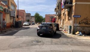 Auto finisce contro ostacolo dentro una buca a Olbia
