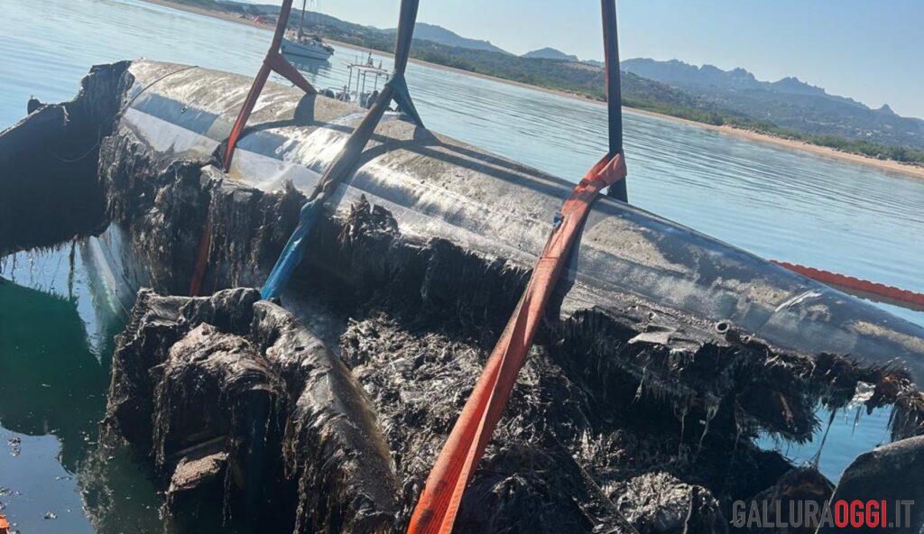 Incendio a Santa Teresa, a fuoco un trimarano