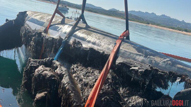 Incendio a Santa Teresa, a fuoco un trimarano