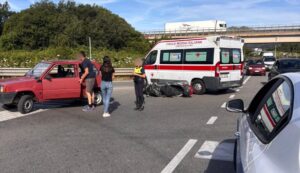 Incidente a Olbia, scontro auto e moto: ferito un motociclista