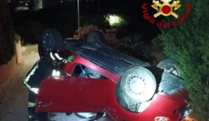 Si ribalta con l'auto a Santa Teresa, un ferito