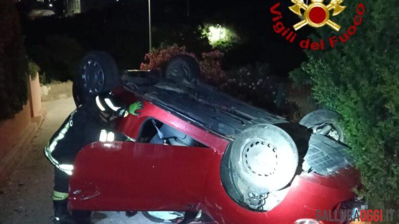 Si ribalta con l'auto a Santa Teresa, un ferito