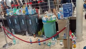 Troppa plastica all'aeroporto di Olbia, cestini saturi per il caldo